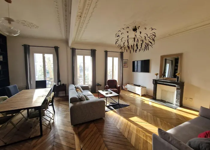 Parisian Nest 15 Min Adidas Arena & Montmartre